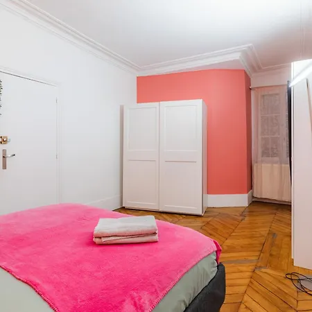 Avenue Ternes Apartment