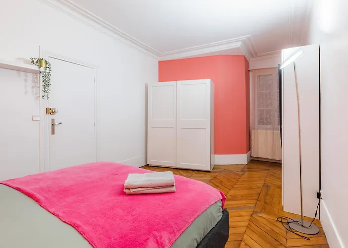 Avenue Ternes Apartment